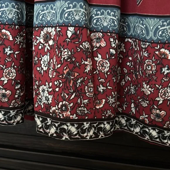 Elegant Red Paisley Dress - Picture 4 of 4